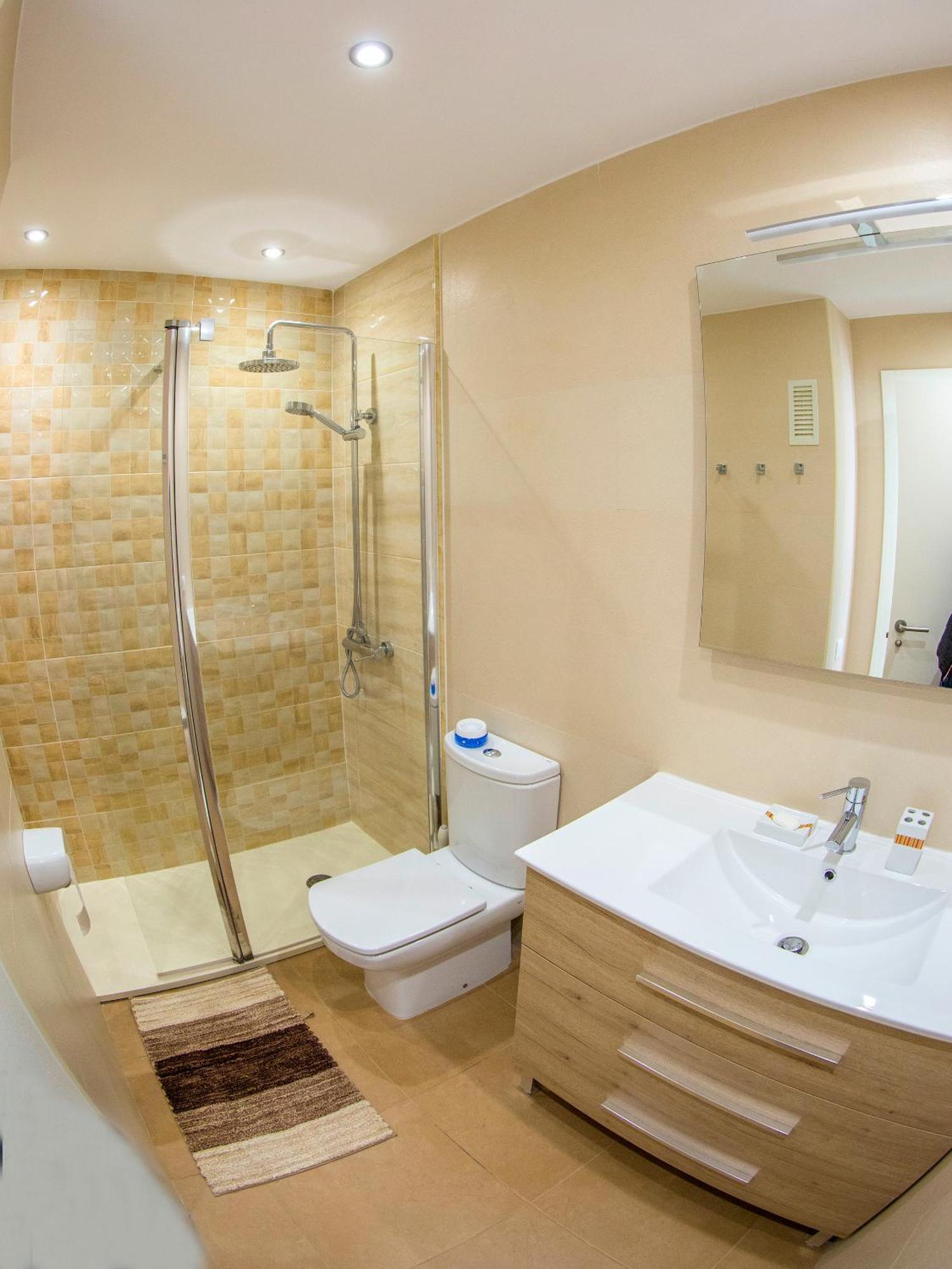 Immaculate 2-bed In Apartment *